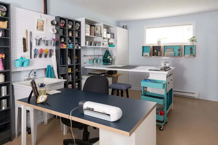 Craft room makeover | Craft room organization | pegboard | wine crates shelves | IKEA desk | DIY | Home Decor | Tutorial