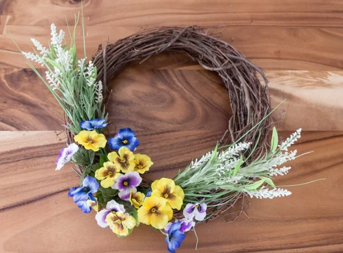 Easy Spring Wreath made with grapewine, Flowers | Home Decor | Porch | Front door | DIY | Spring crown tutorial with flowers, crown in vine #spring #springwreath #wort #spring #diy #tutorial #easy #grapewine