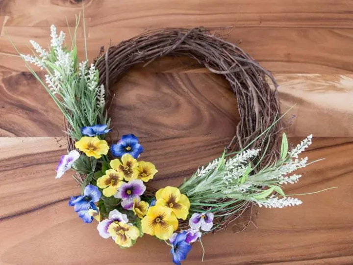 Easy Spring Wreath | Flowers | Home Decor | Porch | Front door | DIY | Tutorial