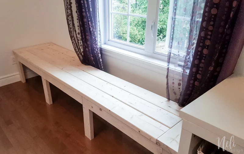 DIY Window Bench | Reading Nook | Girl's Bedroom | Tutorial | Farmhouse | Wood | Whitewash | Banc fenêtre | Chambre de fille | Coin lecture | Instructions