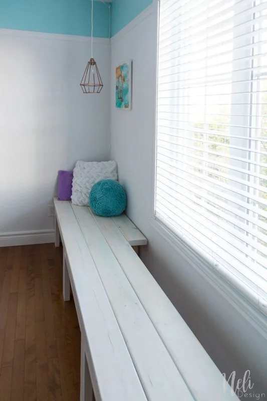 DIY Window Bench | Reading Nook | Girl's Bedroom | Tutorial | Farmhouse | Wood | Whitewash | Banc fenêtre | Chambre de fille | Coin lecture | Instructions