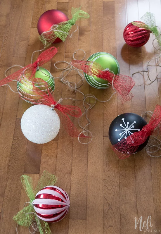 Hang Christmas balls ornaments outside, Christmas decoration, DIY, Tutorial, Ribbon, seasonal, Accrocher des décorations de Noël dehors, boules de Noël, facile