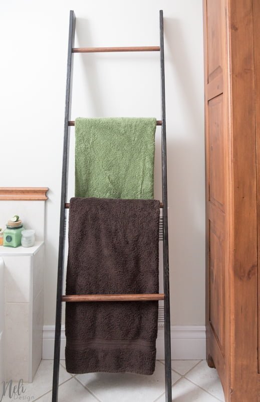 small Bathroom makeover $100 Room Challenge, on a budget, DIY, before and after, rustic ladder, upgrade of a trash can, rope mirror, deer art, Rénovation d'une petite salle de bain, miroir en corde, échelle, cadres de cerfs #makeover #100roomchallenge #bathroom #homedecor #affordable #ladder #ropemirror #deerart #wallart #trashcan
