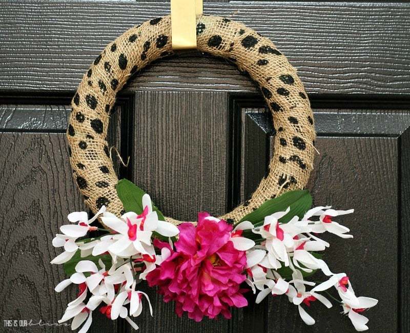 Dollar Store DIY - DIY Polka Dot Burlap & Faux Floral Spring Wreath, couronne du printemps, dollorama, #springwreath #wreath #easydiy #dollarstore