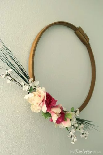 Simple spring wreath with embroidery hoop, easy spring crown made with embroidery hoop, embroidery hoop, minimalist, flowers, flowers, #minimalist #spring #springwreath #wreath #easydiy