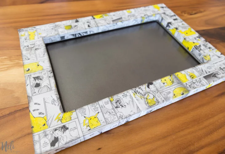DIY Frame Cookie Sheet Magnet Bord to manage game time for kids, Dollar Tree, Pikachu Pokemon manga, Mod podge, home Decor, Cadre à faire soi-même pour décorer une plaque à biscuits, Dollorama, pas cher, affordable, tutorial, #frame #wallart #pokemon #pikachu #cookiesheet #modpodge #easydiy #easycraft #homedecor