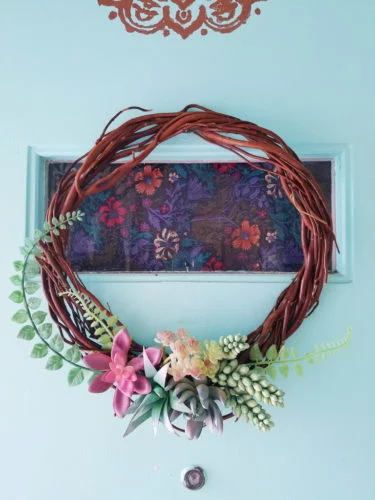 Grapevine Spring Wreath with fake succulents, wreath in spring vine with succulent fake, dollar store, dollorama, easy DIY, #spring #springwreath #easydiy #wreath #succulent #vine #wort #dollarstore #easydiy