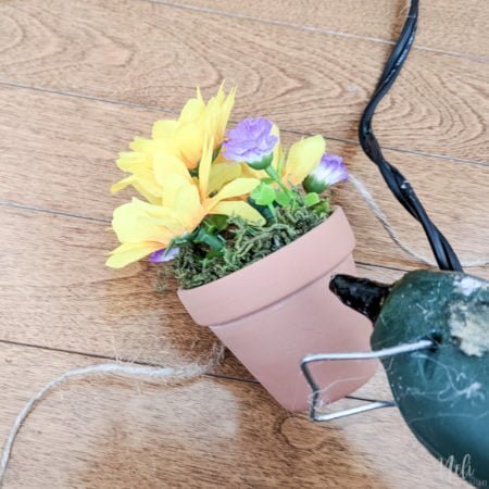 Couronne avec pots en terre cuite, pots de fleurs, bricolage à faire soi-même, fleurs artificielles, couronne en vigne, ficelle de jute, pots en terre cuite, terra cotta #couronne #terracotta #wreath #vigne #fleurs #printemps #été