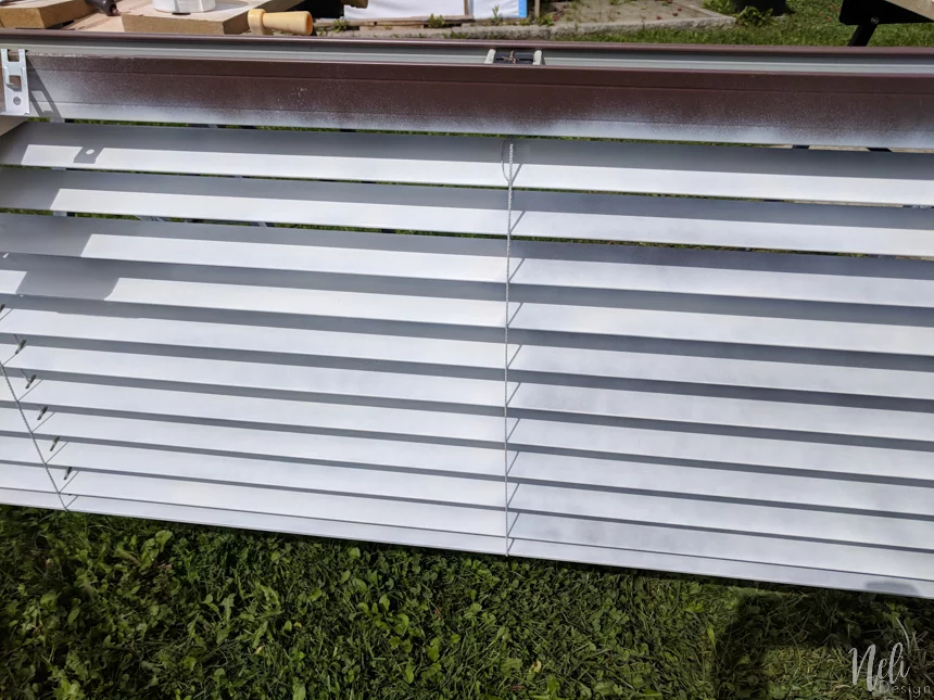 How to paint blinds the fastest and cheapest way. Spray paint your plastic or wooden blinds in one afternoon. It won't cost you much to change your window treatment and you'll get a great look. This method is fast and affordable. #spraypaint #windowtreatment #makeover #diy