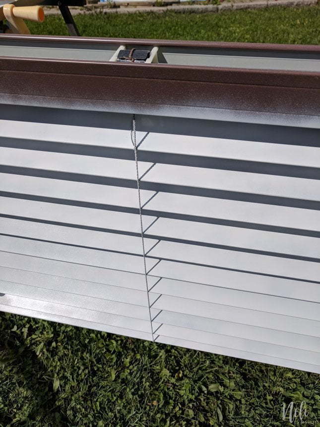 How to paint blinds the fastest and cheapest way. Spray paint your plastic or wooden blinds in one afternoon. It won't cost you much to change your window treatment and you'll get a great look. This method is fast and affordable. #spraypaint #windowtreatment #makeover #diy