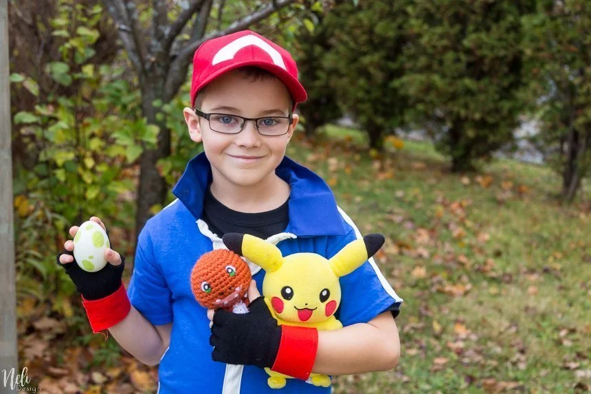 DIY Pokemon Ash Ketchum costume for kids or adults ideal for Halloween or Pokemon cosplay. Pokemon XYZ costume for your parties. Full tutorial on how to make Ash's Cap, gloves, t-shirt and a Pokeball. So easy for a fraction of the price in stores. #Halloween #pokemon #pokemonXYZ #AshKetchum #cosplay