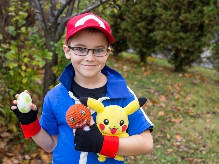 DIY Pokemon Ash Ketchum costume for kids or adults ideal for Halloween or Pokemon cosplay. Pokemon XYZ costume for your parties. Full tutorial on how to make Ash's Cap, gloves, t-shirt and a Pokeball. So easy for a fraction of the price in stores. #Halloween #pokemon #pokemonXYZ #AshKetchum #cosplay