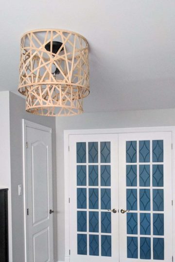 Get inspiration from this colorfull master bedroom makeover reveal. The $100 Room challenge is a great time to show a lot of ideas on how to makeover a bedroom on a budget. See the before and after pictures and find out how simple DIY crafts projects, stencilling and a change in the layout of the room can make a difference! Yes, you can have a bed in front of a window. #makeover #bedroom #roomreveal #teal