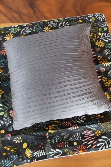 How to make throw pillow covers from euro size pillow case. Here's an easy and simple no sew way to transform the euro pillow covers into a smaller size. #Tutorial #pillowcase #diy #throwpillow