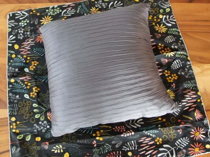 How to make throw pillow covers from euro size pillow case. Here's an easy and simple no sew way to transform the euro pillow covers into a smaller size. #Tutorial #pillowcase #diy #throwpillow