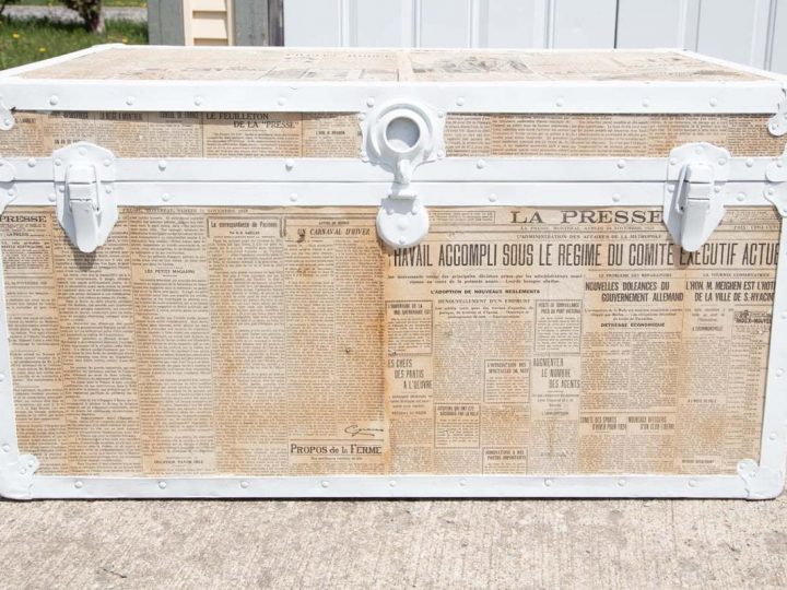 How to upcycle a vintage trunk with old newspapers. This DIY of an old trunk makeover is a great way to add personality to your space. This restoration of a vintage trunk with chalk paint and old newspapers using modpodge can also save you money. This is a great solution to salvage an old chest and repurpose it even if it's made of plywood! #oldtrunk #upcycle #restore #chalkpaint #modpodge #paint #crafts #diy
