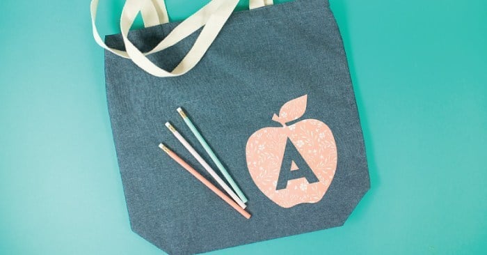 Make school labels: Tote bag with an apple with an A in it