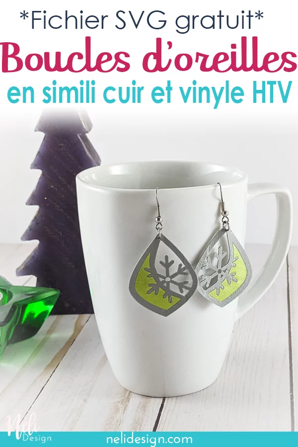 boucle d'oreilles en simili cuir et vinyle vert accrochées sur une tasse avec un sapin et une chandelle en étoile avec écriture indiquand Fichier SVG gratuit Boucles d'oreilles en simili cuir et vinyle HTV