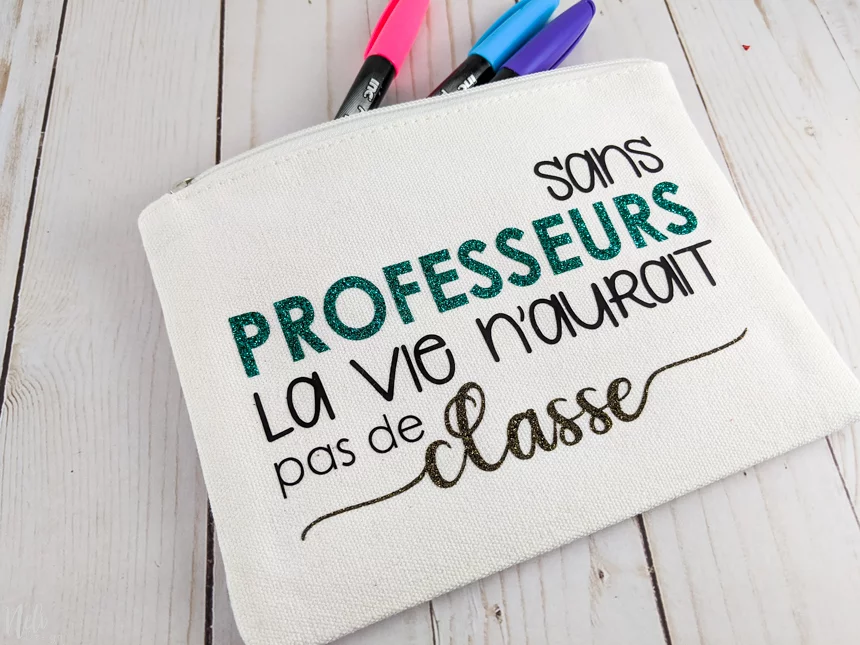 pouch with the quote in French: sans professeurs la vie n'aurait pas de classe