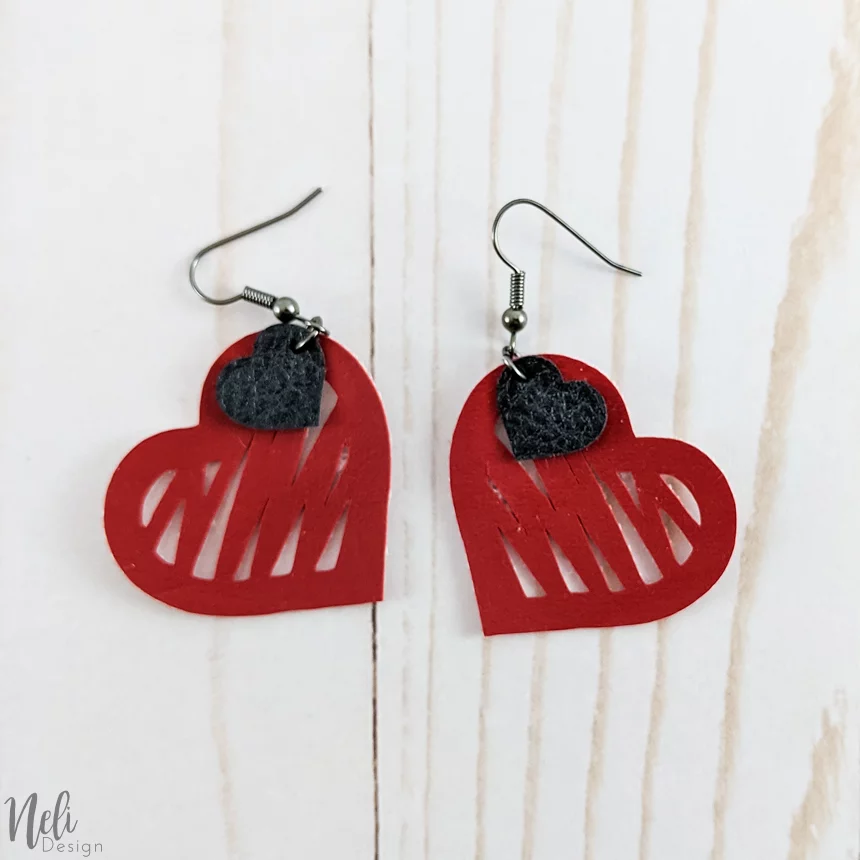 Boucles d'oreilles de la St-Valentin en coeur rouge avec un petit coeur noir par-dessus