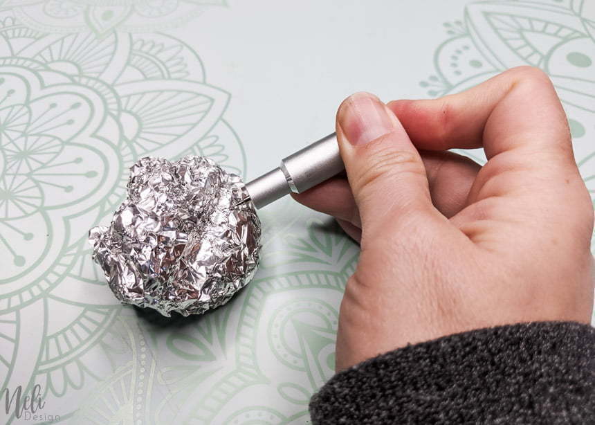 Percer le papier d'aluminium avec la lame Cricut pour faire un test de coupe