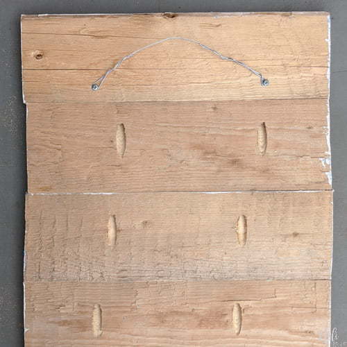 L'envers d'une affiche de bois faite avec un pochoir fabriqué à la Cricut.