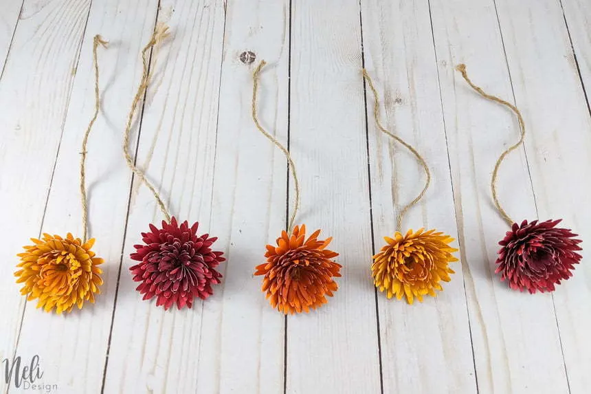 5 fleurs chrysanthème en papier qui ont été fabriquées