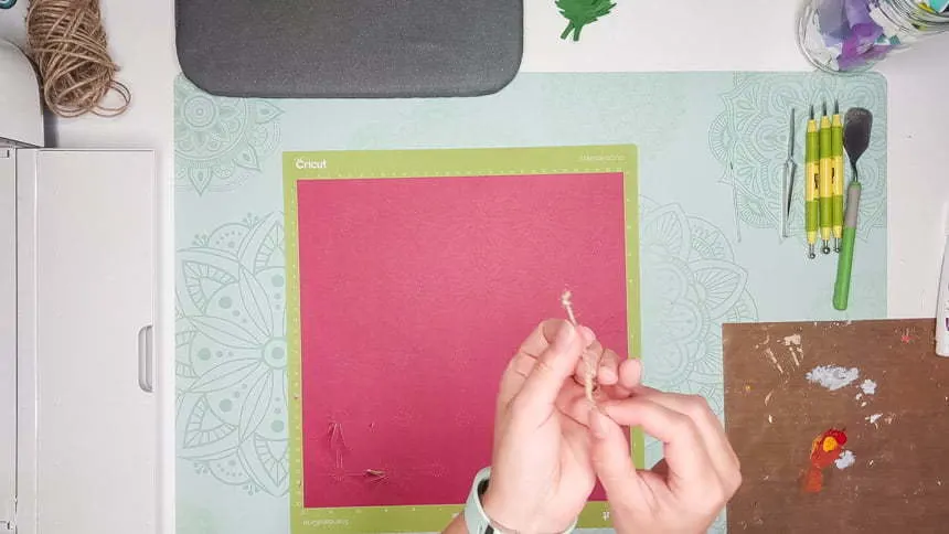 Make a knot to make the DIY paper Chrysanthemum
