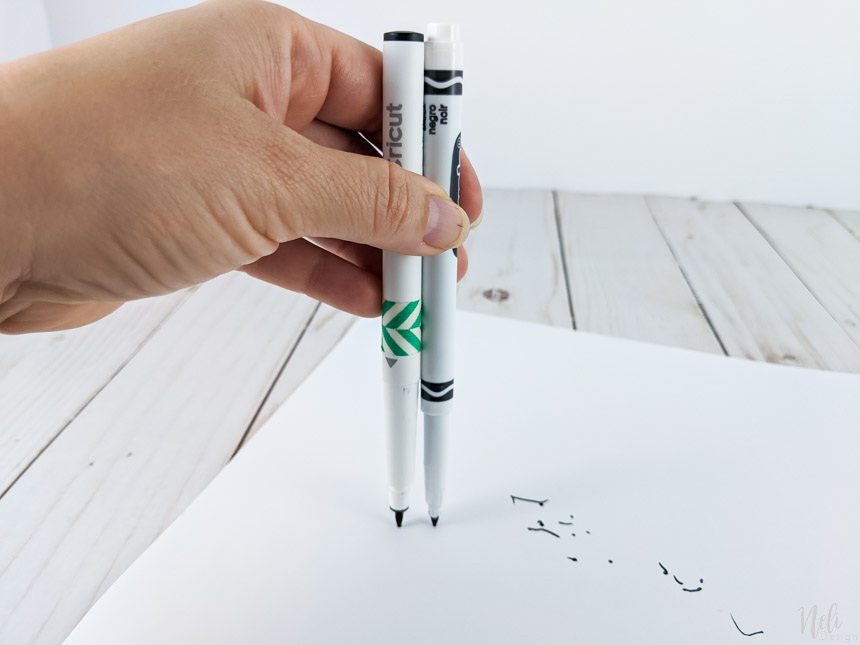 Comparer la hauteur du stylo Cricut avec la marqueur Crayola