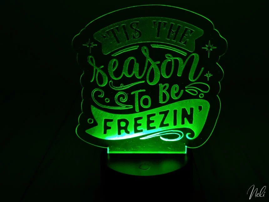 lampe DEL avec plastique gravé indiquant Tis the season to be freezin